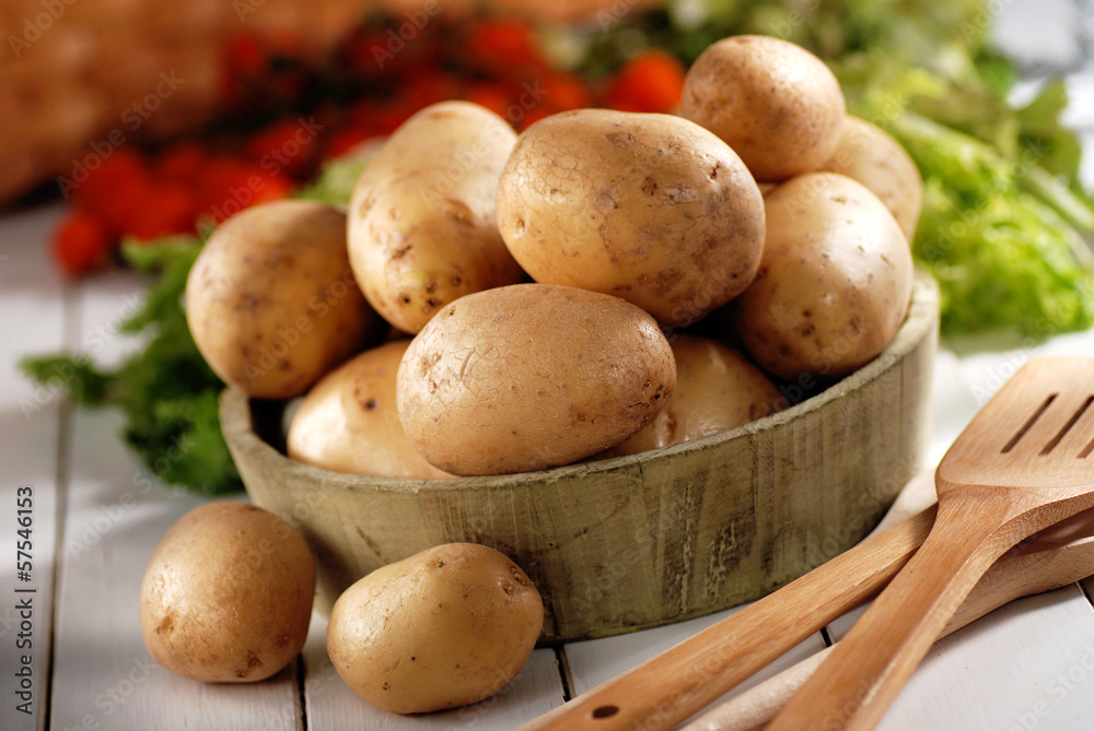 mucchio di patate nella ciotola di legno
