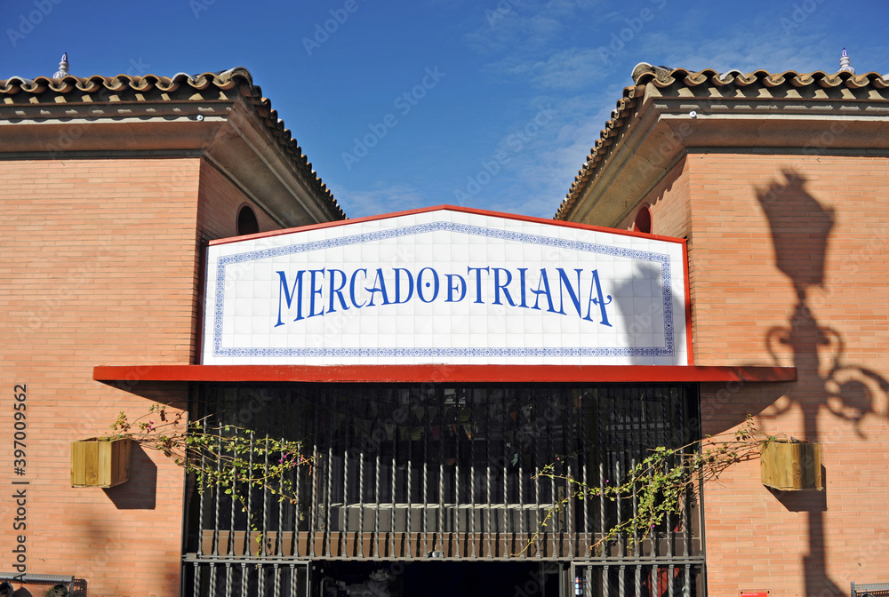 Mercado de Triana en Sevilla, España. Rótulo publicitario hecho en vinilo a la entrada del mercado del famoso barrio de Triana.