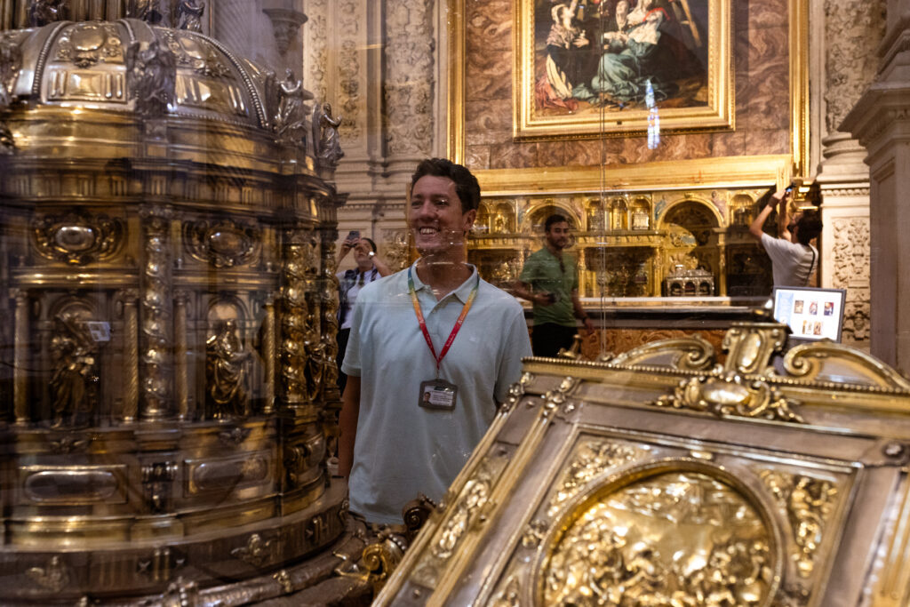SEVILLA CATHEDRAL AND GIRALDA TOUR 11 Guide in the cathedral of seville