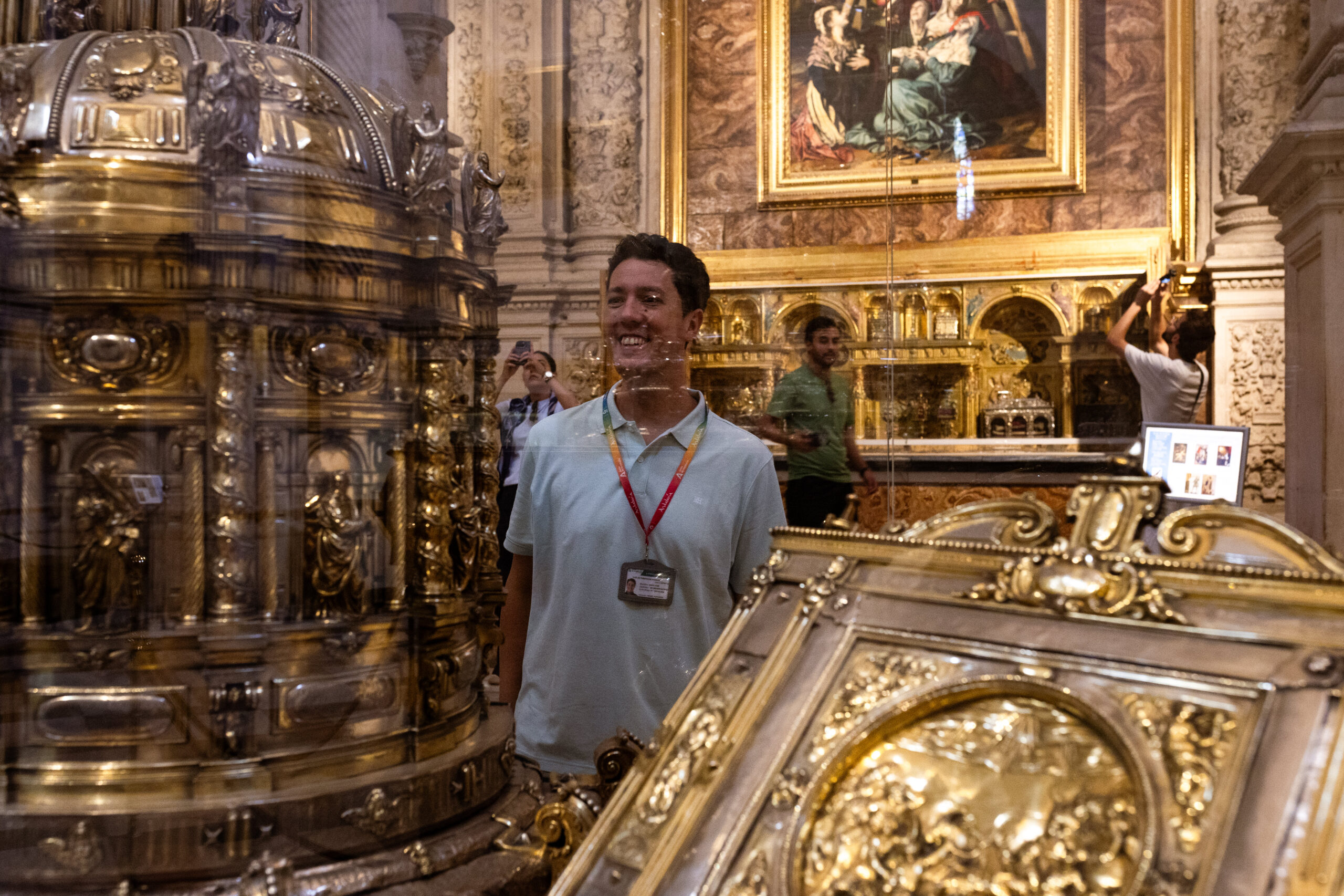 Sevilla Ways Tours, Tours in Seville with official local guides 2 Guide in the cathedral of seville